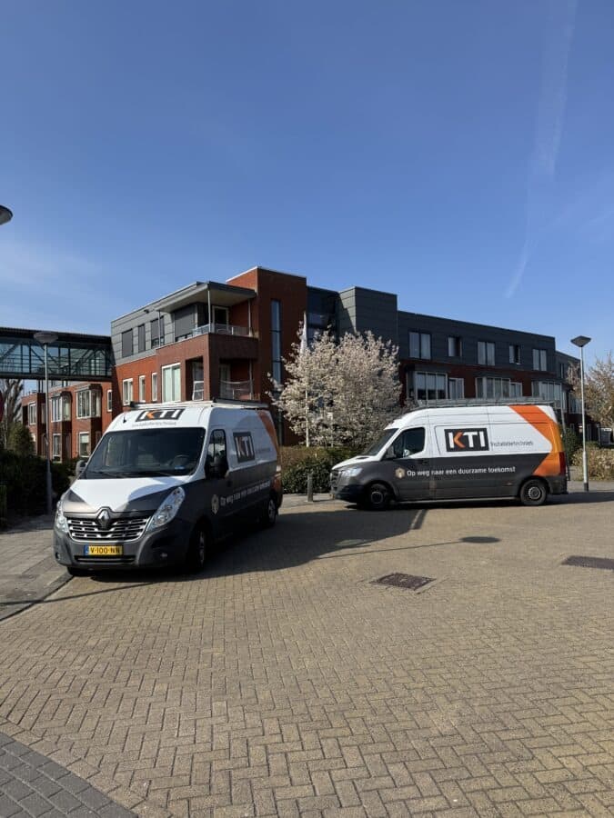 Verduurzamen 29 woningen woningcorporatie Het Grootslag-KTI-bus-voor-de-deur
